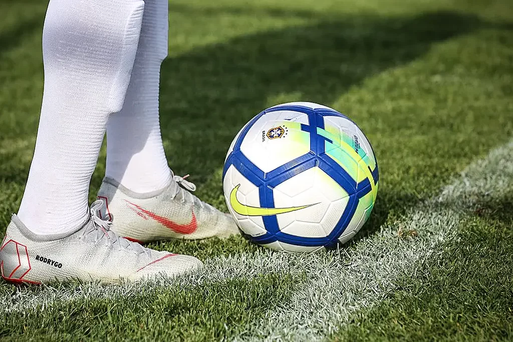 Bola de futebol em campo iluminado